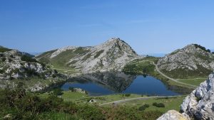 Lago Enol desde Entrelagos